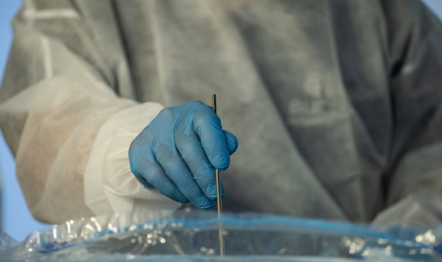 Na imagem você vê a mão direita do Dr. Sangkyu Son, criador da técnica UBE (Unilateral Biportal Endoscopy). Ele está demonstrando como a Endoscopia Biportal é realizada, em Fresh Frozen Cadáver, para mais de 60 médicos.